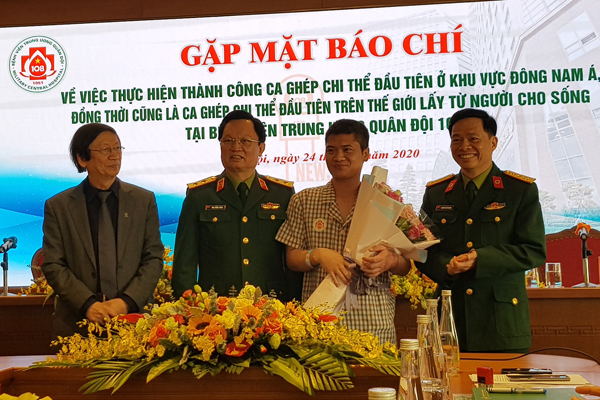 Anh Vương đã có thể bắt tay, cầm nắm nhiều đồ vật sau hơn 1 tháng ghép cẳng tay