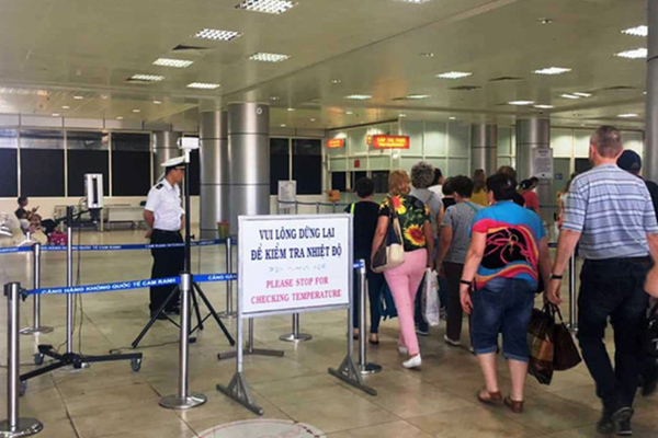 Kiểm tra thân nhiệt du khách nhập cảnh tại sân bay Cam Ranh - Khánh Hòa
