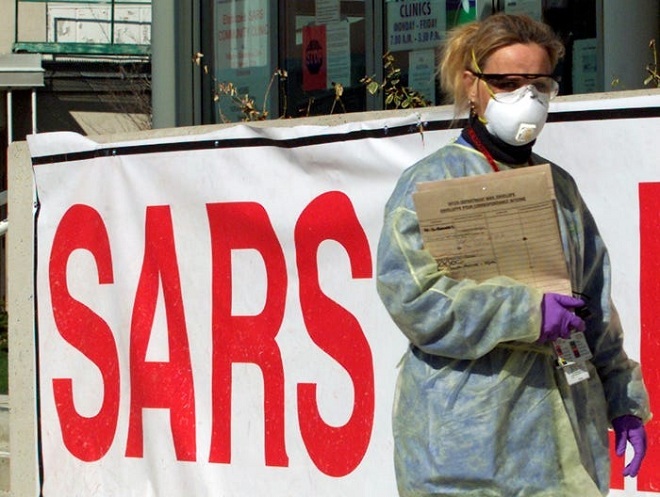 Nhân viên y tế tại Toronto trong đợt dịch SARS vào năm 2003. Ảnh: Reuters