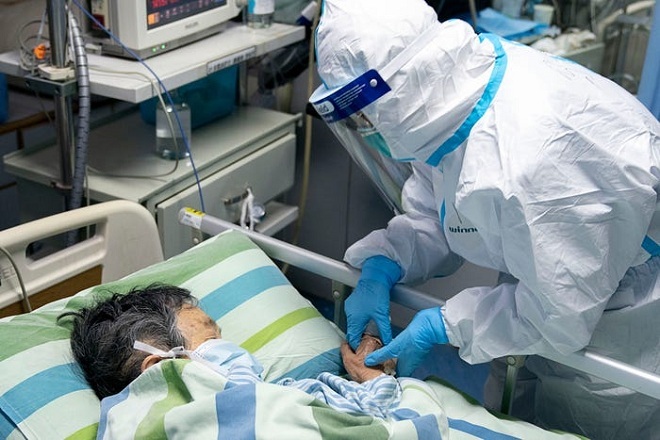 Bác sĩ điều trị cho bệnh nhân mắc Covid-19 ngày 24/1 tại Bệnh viện Trung Nam, Đại học Vũ Hán. Ảnh: AP