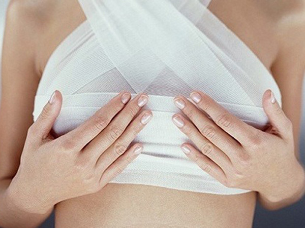 Nâng ngực để lại nhiều biến chứng nguy hiểm cho sức khỏe.