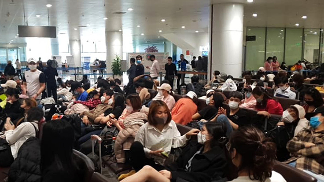 Số hành khách từ Hàn Quốc về Việt Nam trong ngày 27/2 ngồi chờ tại tầng 2 để kiểm soát y tế. Ảnh: Giang Kim Bùi