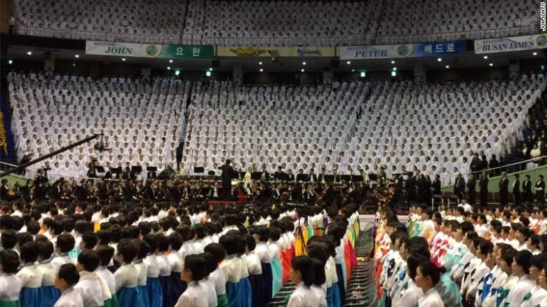 Một buổi cầu nguyện tập thể quy mô lớn của giáo phái Tân Thiên Địa. Ảnh: CNN