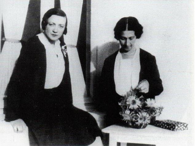 Một nhà toán học người Nga cáo buộc người cao tuổi qua đời năm 1997 không phải cụ bà Jeanne mà là con gái Yvonne (trái)