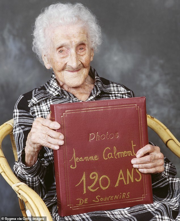 Jeanne Calment sinh năm 1875, tại Arles, Provence, Pháp, là người phụ nữ sống thọ nhất thế giới khi thọ 122 tuổi
