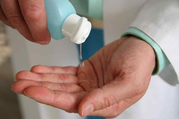 WHO khuyến cáo, nếu không có chất khử khuẩn tay, người dân chỉ cần rửa tay bằng xà phòng và nước để phòng ngừa Covid-19