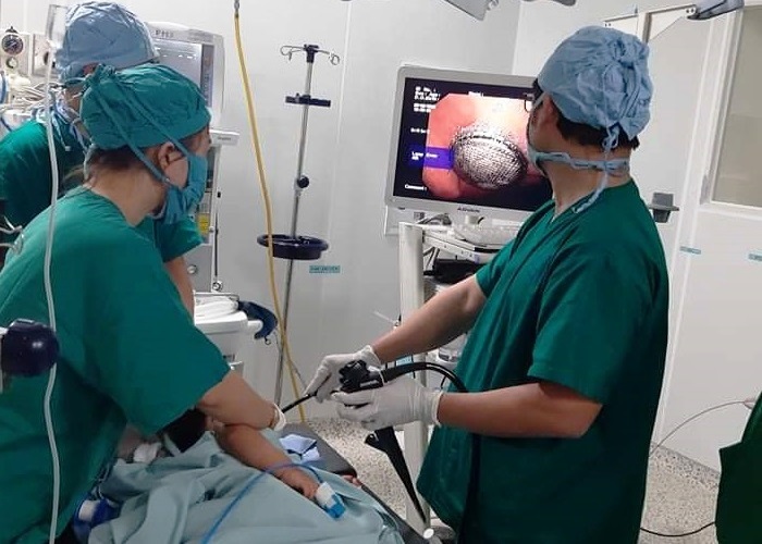 Các bác sĩ BV Đa khoa TƯ Quảng Nam tiến hành nội soi, gắp viên pin ra khỏi cơ thể bé gái