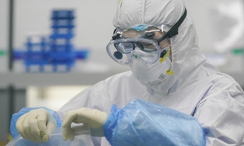 Chuyên gia Trung Quốc xét nghiệm tử thi để tìm hiểu tác động của virus corona mới lên cơ thể