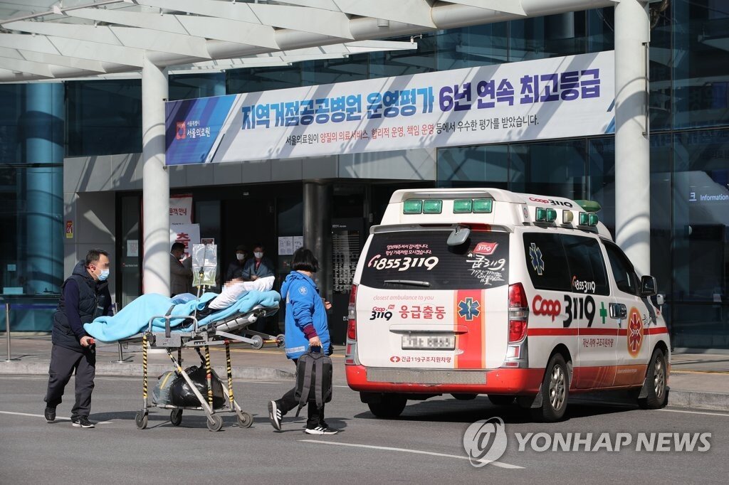 Một bệnh nhân nhiễm Covid-19 được chuyển từ Trung tâm y tế Seoul đến một bệnh viện khác chuyên điều trị cho các ca nhiễm virus nguy hiểm.