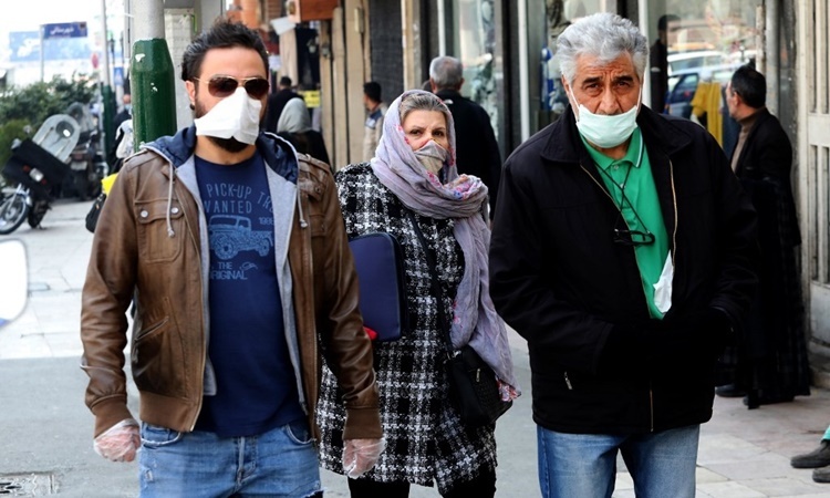 Người dân đeo khẩu trang trên đường phố thủ đô Tehran, Iran, ngày 29/2. Ảnh: AFP.