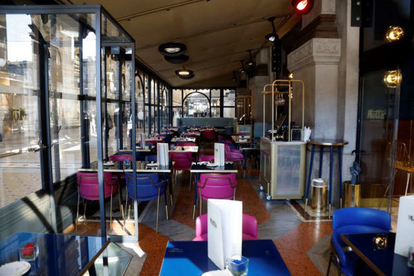 Photo taken on Saturday shows the empty tables of a restaurant in Milan, Italy. — XINHUA/VNA Photo