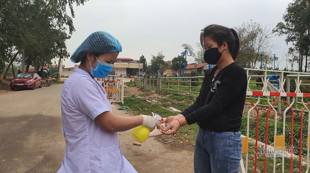Người dân vùng dịch Sơn Lôi tuân thủ những quy định nghiêm ngặt của Ban chỉ đạo chống dịch