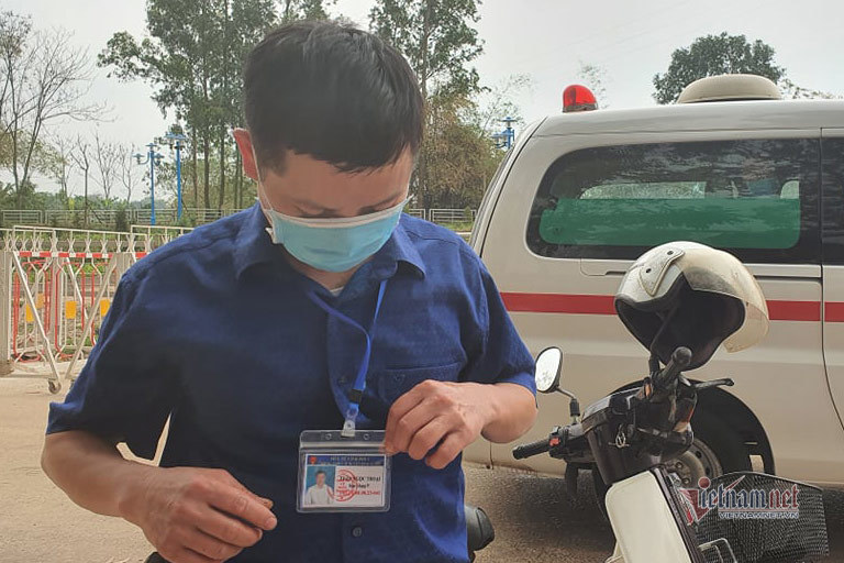 Người dân trình thẻ cho lực lượng làm nhiệm vụ giám sát
