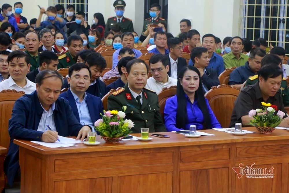 Bí thư Tỉnh ủy Hoàng Thị Thúy Lan, Chủ tịch UBND tỉnh Nguyễn Văn Trì (ngoài cùng bên trái) tại hội nghị