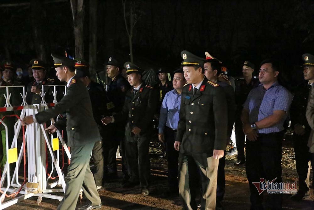 Đại tá Đinh Ngọc Khoa, Giám đốc Công an tỉnh Vĩnh Phúc phát lệnh dỡ bỏ barie tại chốt ra vào xã Sơn Lôi