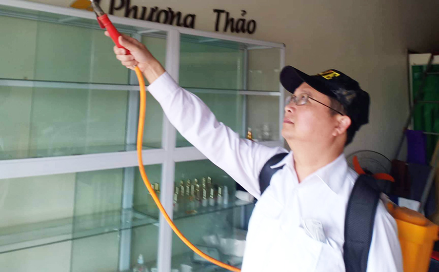 Thầy Trần Minh Tuân - giáo viên Trường Tiểu học Sơn Lôi B làm nghề tay trái của mình. Ảnh: NVCC