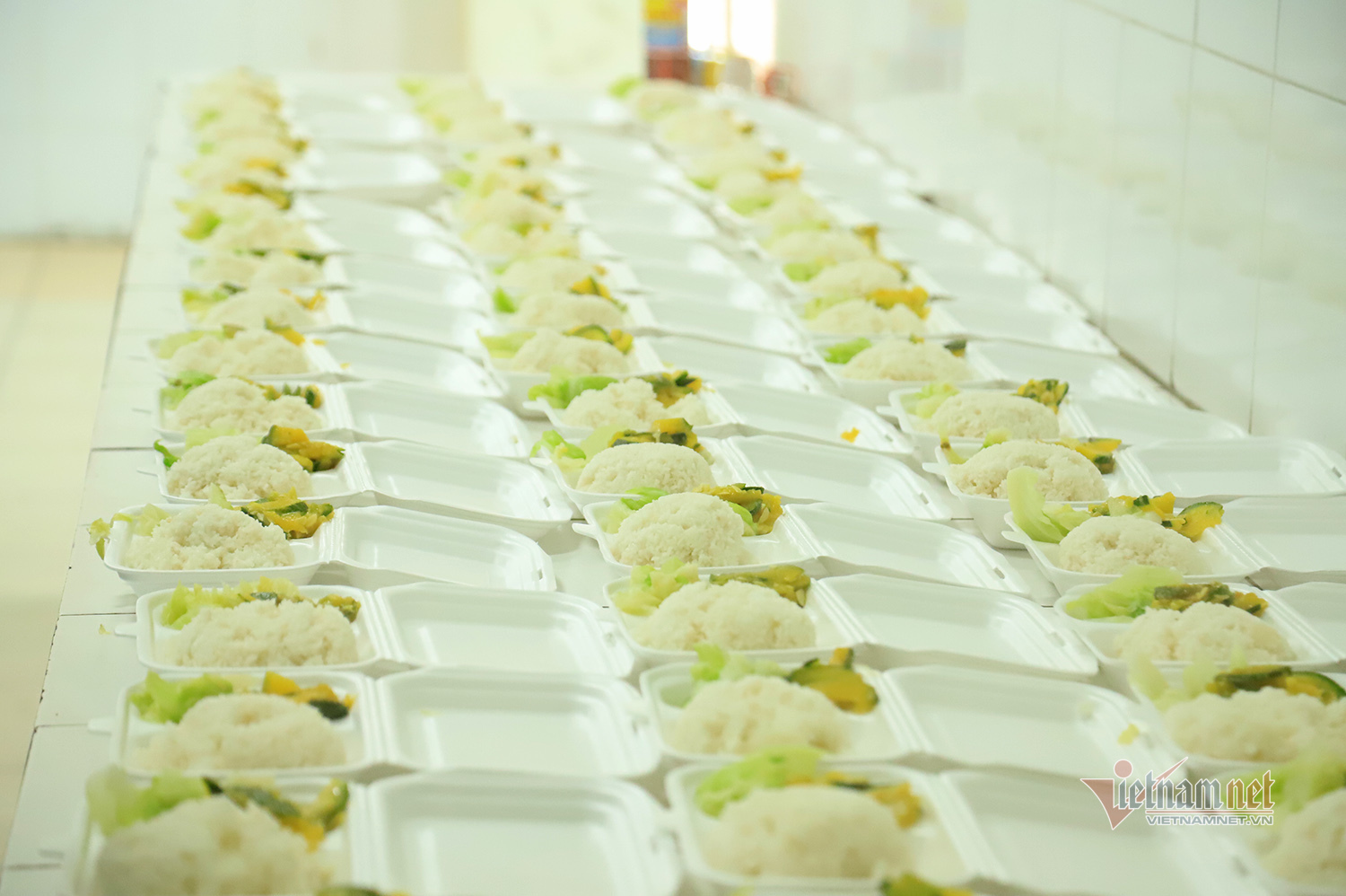 Các suất ăn phục vụ gần 100 người trong khu cách ly bệnh viện Công an TP Hà Nội
