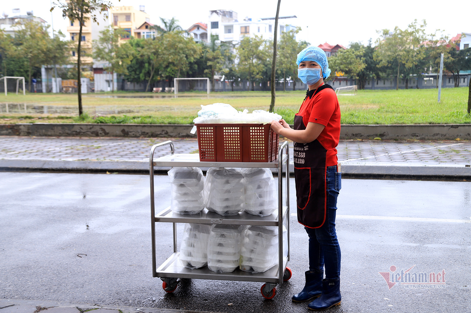 Quãng đường từ nhà bếp đến phòng cách ly trải qua 2 lần vận chuyển, giao nhận, tất cả đảm bảo an toàn