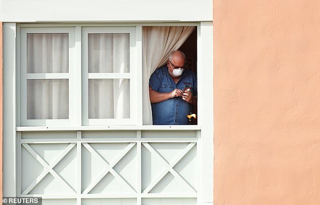 Hạn chế ra ngoài, tránh tụ tập và tiếp xúc với những người lạ để ngăn chặn tốc độ lây lan của Covid-19