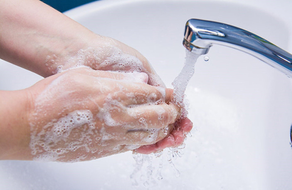 Người lao động cần thường xuyên rửa tay đúng cách với xà phòng, giữ gìn môi trường làm việc sạch sẽ