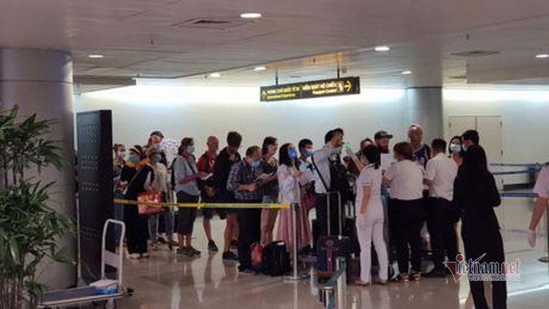 Kiểm tra sức khỏe hành khách tại sân bay Tân Sơn Nhất