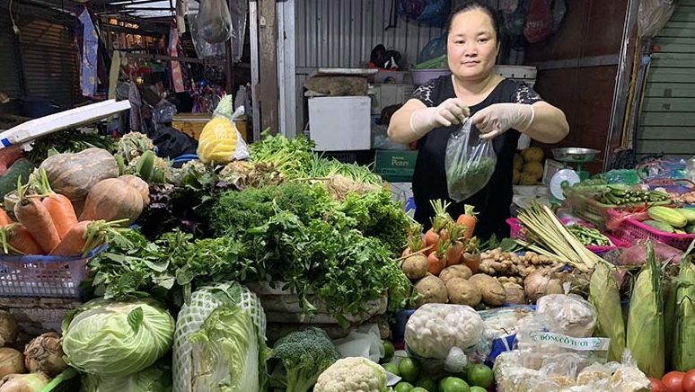 Hàng ùn ùn về kho, thực phẩm siêu thị không tăng giá