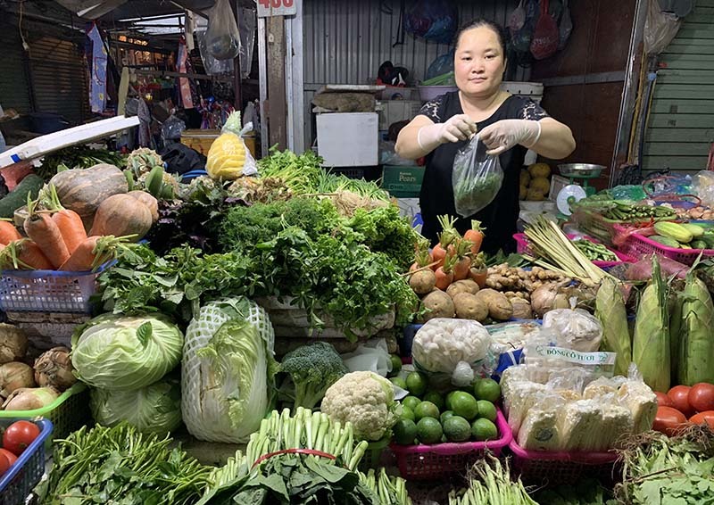 Giá rau xanh ngoài chợ ổn định và có xu hướng giảm so với thời điểm sau Tết Nguyên đán