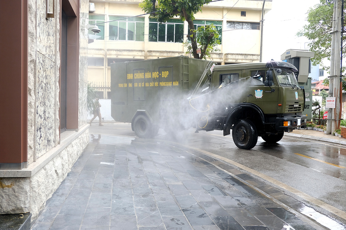 Binh chủng hoá học (Bộ Quốc phòng) phun chất tiêu độc, khử trùng phố Trúc Bạch và các khu lân cận ở quận Ba Đình (Hà Nội). Ảnh: Giang Huy.