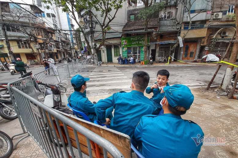 Tổ công tác làm nhiệm vụ tại ngã tư Trúc Bạch - Ngũ Xã