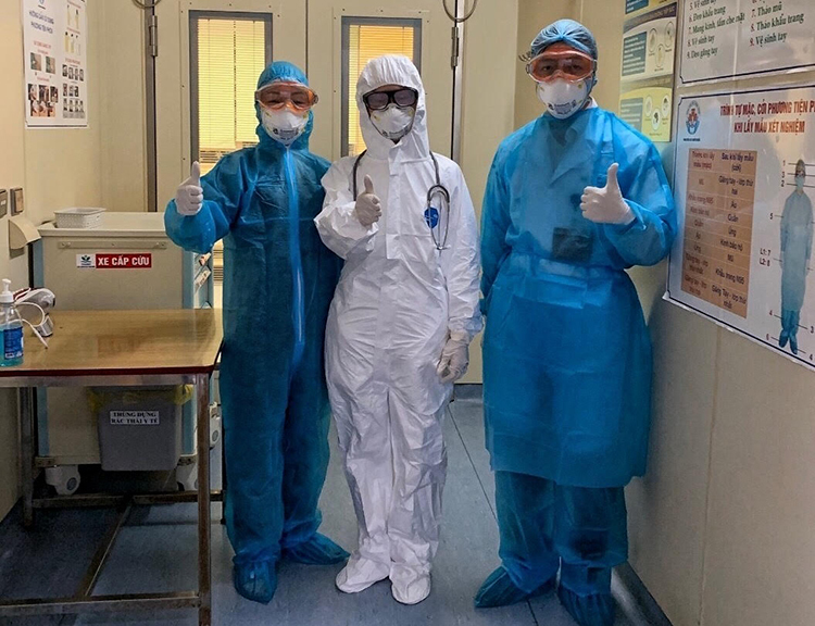Các bác sĩ trong trang phục bảo hộ khi điều trị bệnh nhân Covid-19 trước phòng áp lực âm Bệnh viện nhi Trung ương, giữa tháng 2. Ảnh: Lê An.