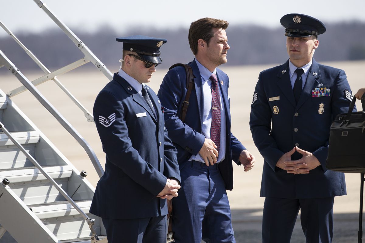 Nghị sĩ Matt Gaetz xuống khỏi phi cơ Không lực Một ở Căn cứ Không quân Andrews hôm 9/3