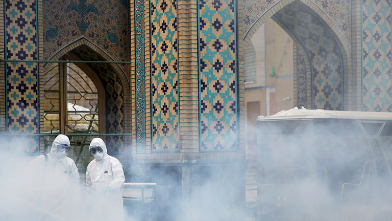 Khử trùng tại thánh điện Imam Reza ở Iran