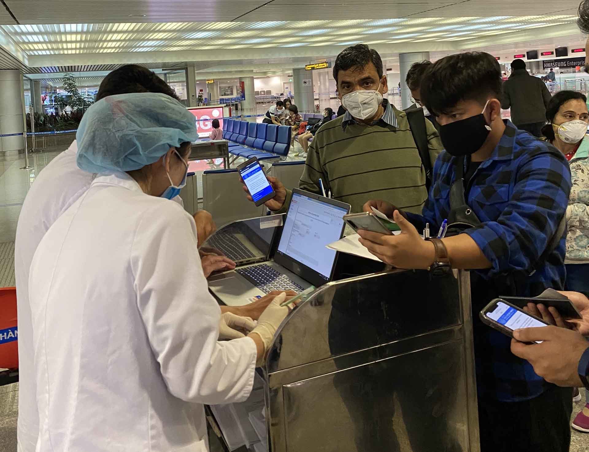 Hành khách nhập cảnh vào Việt Nam thực hiện khai báo y tế tại sân bay Tân Sơn Nhất, TP.HCM. Ảnh: VOV