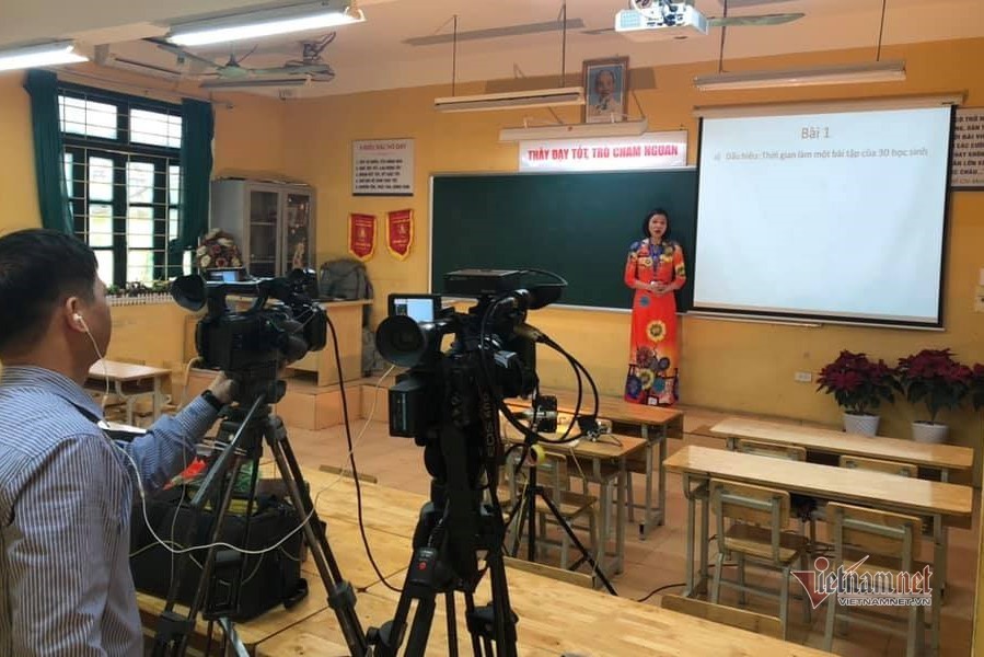 Một buổi quay bài giảng qua mạng của các giáo viên Trường THCS Thái Thịnh, quận Đống Đa, Hà Nội.