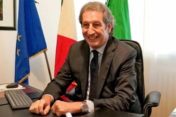 Roberto Stella là bác sĩ đa khoa có tiếng ở Italia. Ảnh: Reddit