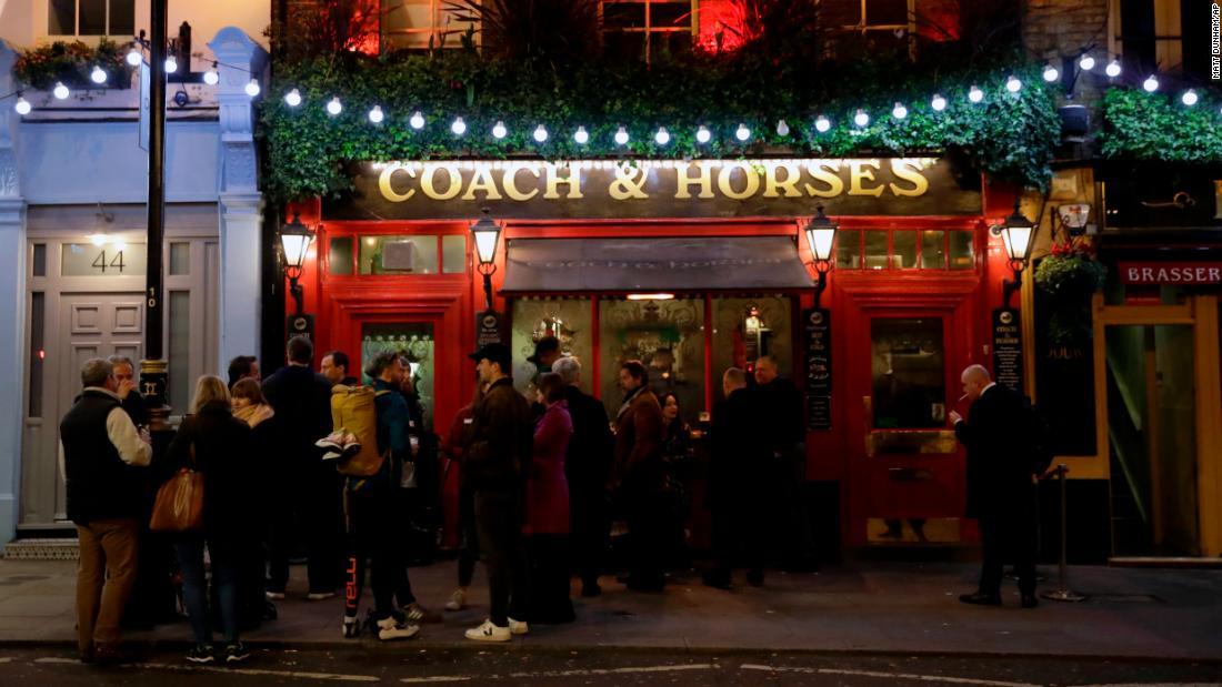 Những đám đông vẫn tụ tập ở London. Đây là một quán bar tại Covent Garden, một địa điểm nổi tiếng với du khách
