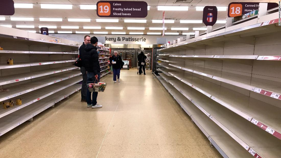 Các kệ thực phẩm khô trống trơn trong các siêu thị ở London