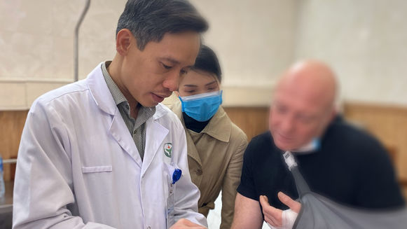 Bác sĩ Việt giúp bệnh nhân người Pháp giữ lại ngón tay
