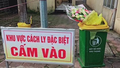 Người cách ly ném hoa bác sĩ tặng vào thùng rác gọi điện xin lỗi bệnh viện