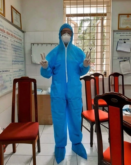 Bác sĩ Dương Quốc Bảo trong khu cách ly bệnh nhân nghi nhiễm Covid-19 - Bệnh viện Đa khoa Đống Đa