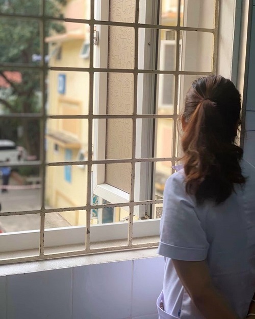 Lo cho con, nữ điều dưỡng cứ phút chốc lại ngó nghiêng ra cửa sổ