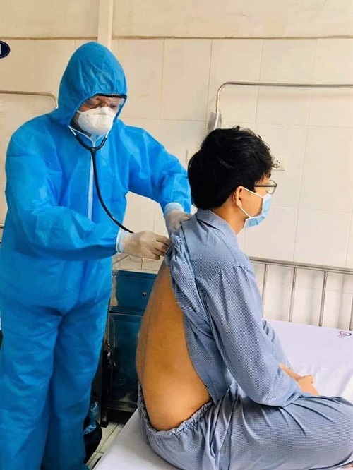Bác sĩ Dương Quốc Bảo khám cho bệnh nhân trong khu cách ly