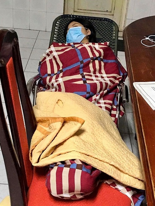 Giấc ngủ vội của nữ điều dưỡng trong khu cách ly