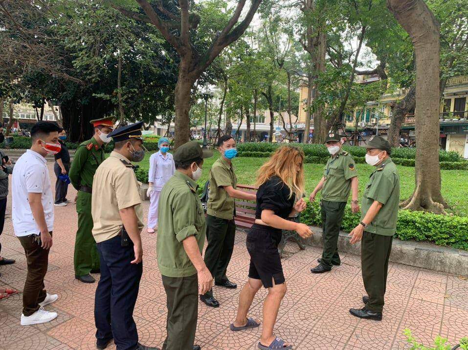 Người phụ nữ nước ngoài không giấy tờ tùy thân, lang thang khu vực hồ Hoàn Kiếm được tổ công tác mời về trụ sở giải quyết