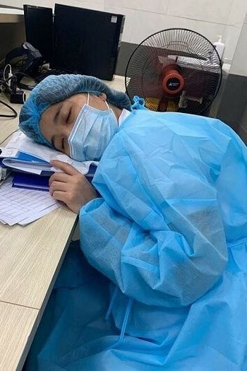 Nhân viên y tế bệnh viện Bạch Mai ngủ gục trên bàn