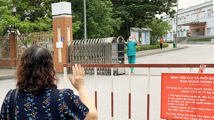 Bác sĩ Quảng Ninh gặp vợ qua hàng rào cách ly