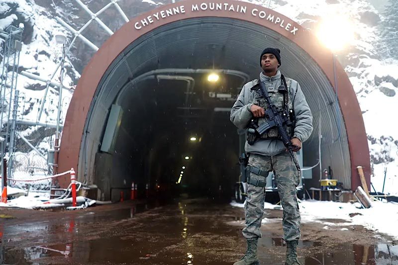 Một binh sĩ đứng gác phía trước căn cứ ngầm của quân đội Mỹ trên núi Cheyenne. Ảnh: Youtube