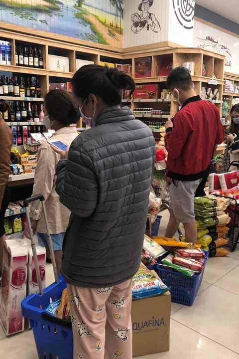 Chen chúc đi siêu thị, chưa đói vì thiếu lương thực đã có nguy cơ cao nhiễm Covid