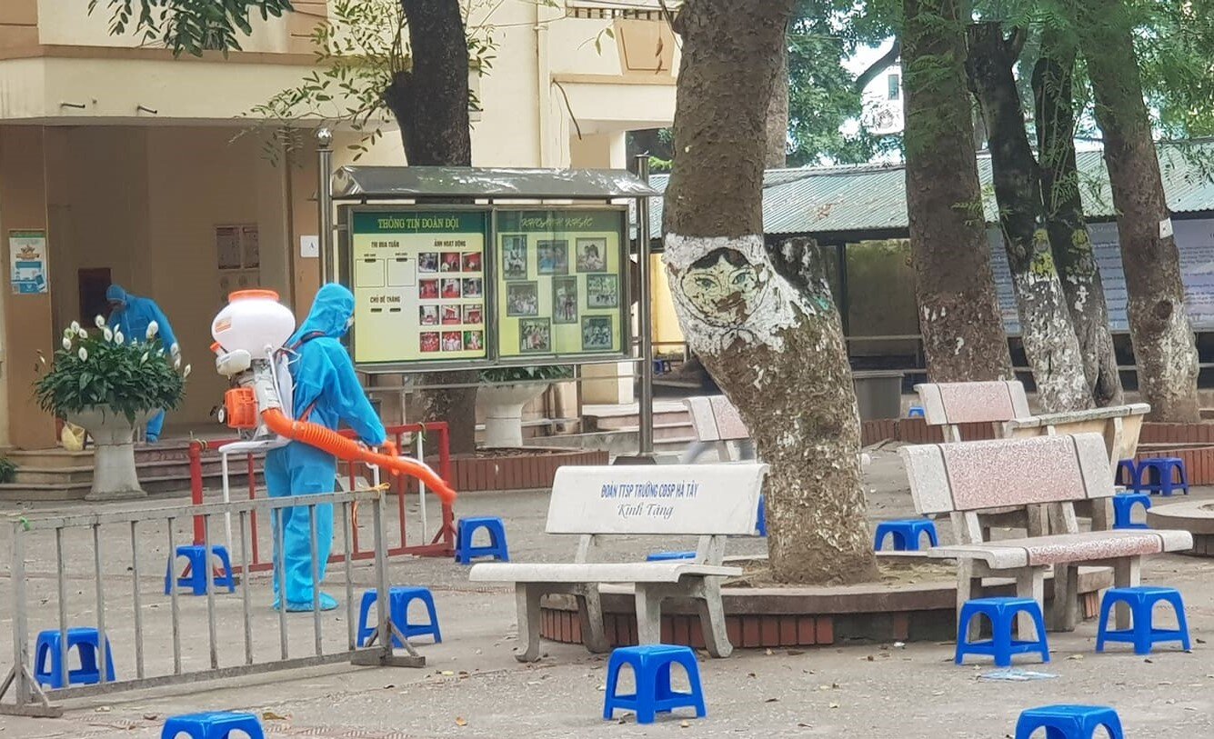 Khử trùng tại một điểm test nhanh Covid-19 tại Hà Nội