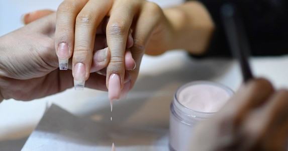 Để móng tay dài hay làm nail trong mùa dịch Covid-19 sẽ làm tăng nguy cơ nhiễm bệnh